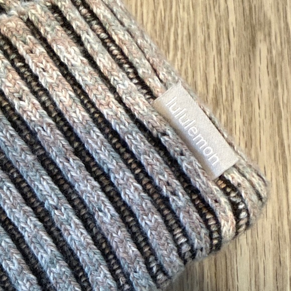 Lululemon Womens Textured Fleece-Lined Knit Beanie - Picture 5 of 7